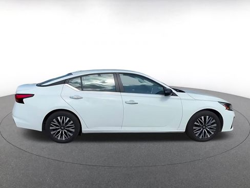 Used 2025 Nissan Altima 2.5 SV FWD image 16