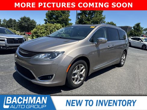 Used 2017 Chrysler Pacifica Limited FWD image 10