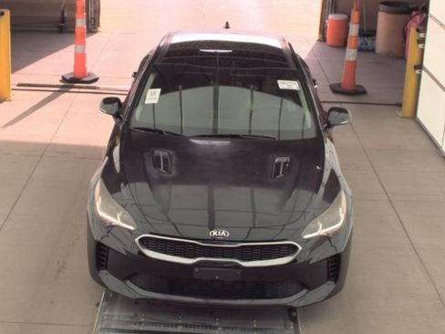 Used 2018 Kia Stinger Premium image 3