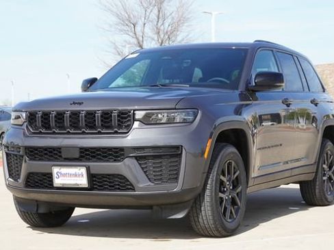 New 2026 Jeep Grand Cherokee Altitude RWD image 3