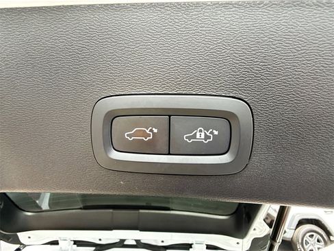 Used 2023 Volvo XC40 Recharge Plus image 31