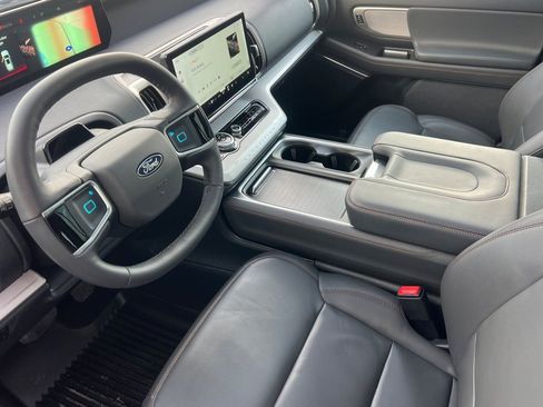 Used 2025 Ford Expedition Active AWD/4WD image 11