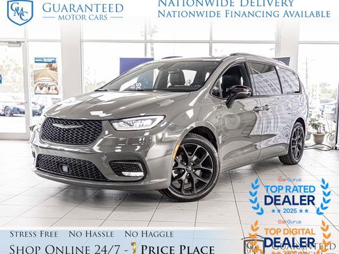 Used 2025 Chrysler Pacifica Limited FWD image 1