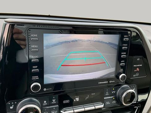 Used 2020 Toyota Highlander XLE FWD image 27