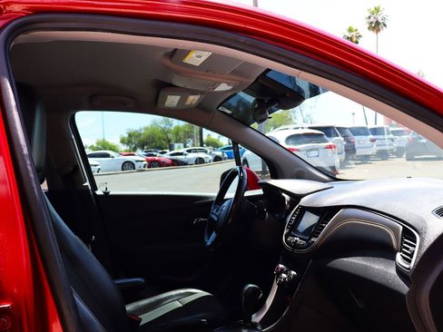 Used 2019 Chevrolet Trax LT w/ LT Convenience Package FWD image 30