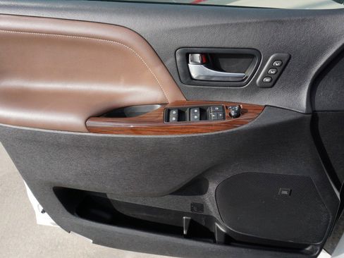 Used 2020 Toyota Sienna Limited Premium image 21