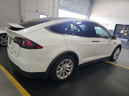 Used 2018 Tesla Model X 75D AWD/4WD image 2