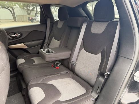 Used 2018 Jeep Cherokee Latitude image 17