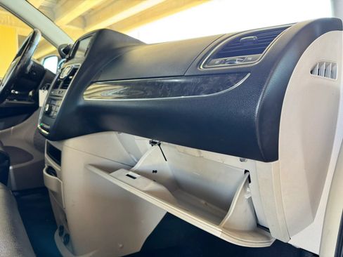 Used 2014 Chrysler Town & Country Touring FWD image 29