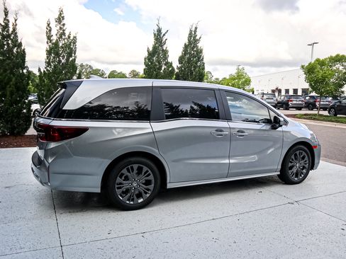 New 2026 Honda Odyssey Touring image 11