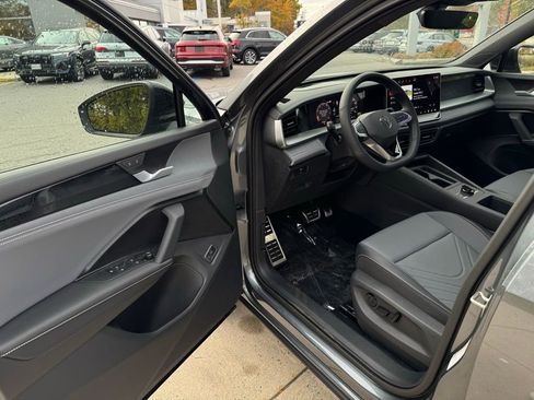 New 2026 Volkswagen Tiguan SE R-Line image 17