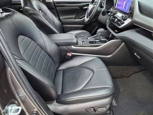 Used 2024 Toyota Highlander XLE FWD image 20