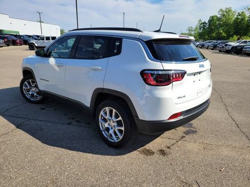 Used 2023 Jeep Compass Latitude AWD/4WD image 5