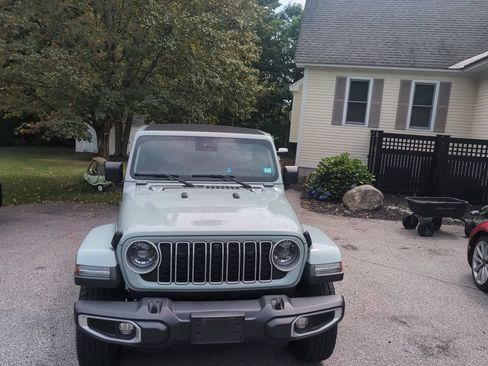 Used 2024 Jeep Wrangler Unlimited Sahara w/ Technology Group AWD/4WD image 2