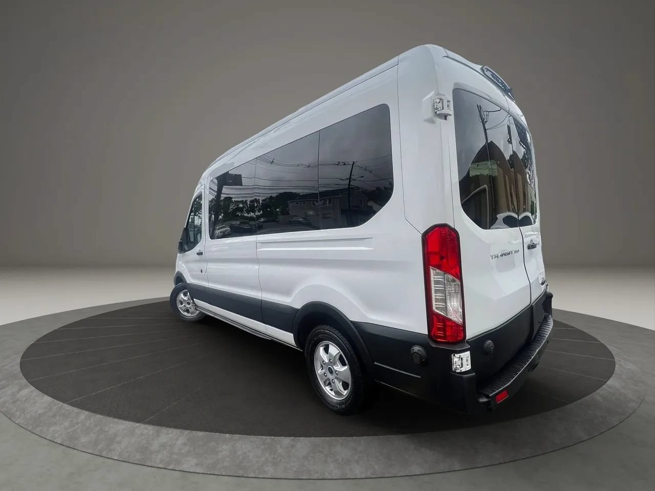 Used 2019 Ford Transit 350 XLT RWD image 3