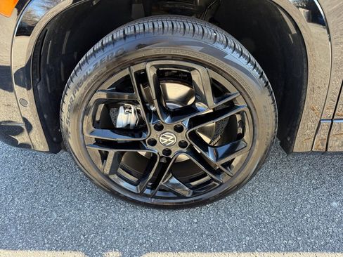 Certified 2025 Volkswagen Tiguan SE R-Line image 30