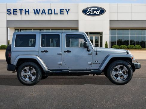 Used 2016 Jeep Wrangler Unlimited Sahara image 8