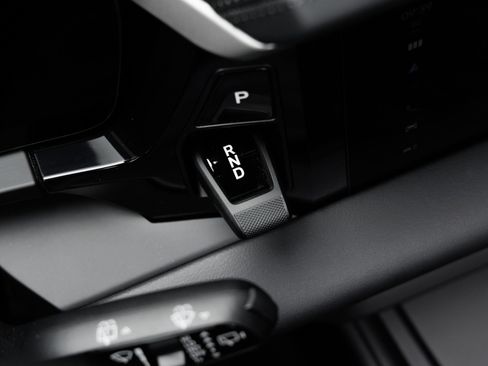 Used 2025 Porsche Macan Electric RWD image 19