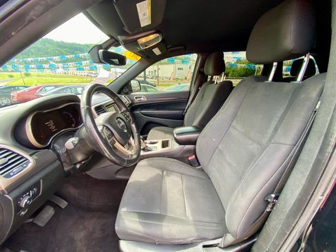 Used 2017 Jeep Grand Cherokee Laredo w/ Quick Order Package 23E AWD/4WD image 11
