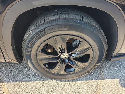 Used 2024 Toyota Highlander XLE image 19