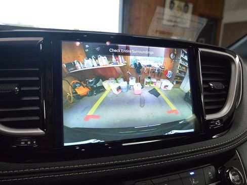 Used 2025 Chrysler Pacifica Select AWD/4WD image 35