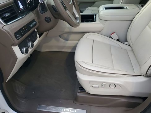 Used 2021 GMC Yukon Denali w/ Denali Premium Package image 33