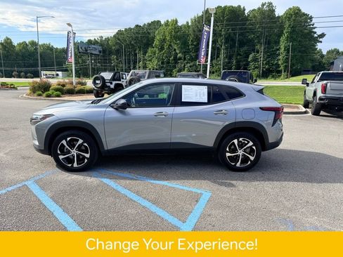 Used 2025 Chevrolet Trax RS w/ Sunroof Package FWD image 3