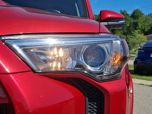 Used 2022 Toyota 4Runner TRD Off-Road Premium AWD/4WD image 11
