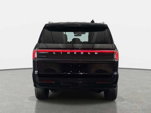 Used 2025 Lincoln Navigator Reserve AWD/4WD image 4