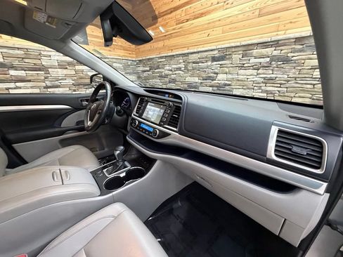 Used 2018 Toyota Highlander XLE AWD/4WD image 31