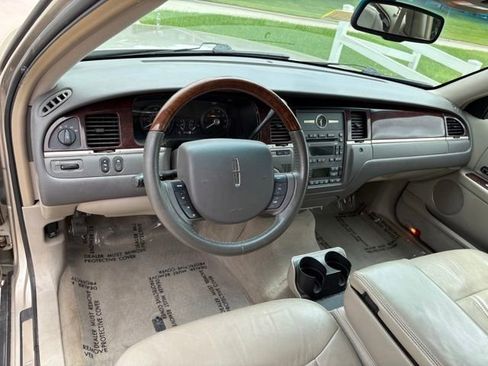 Used 2006 Lincoln Town Car Signature Limited RWD image 8