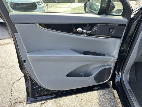 Used 2021 Lincoln Nautilus Reserve w/ Monochromatic Package image 12