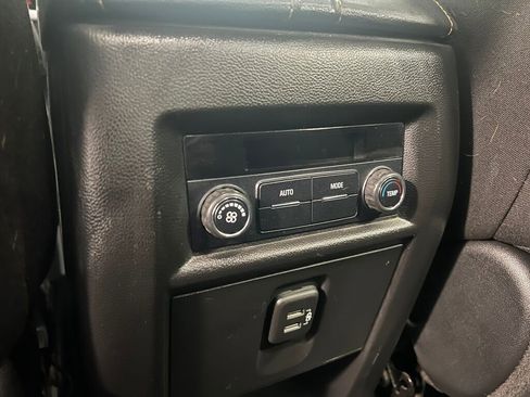 Used 2020 Chevrolet Traverse LT image 17