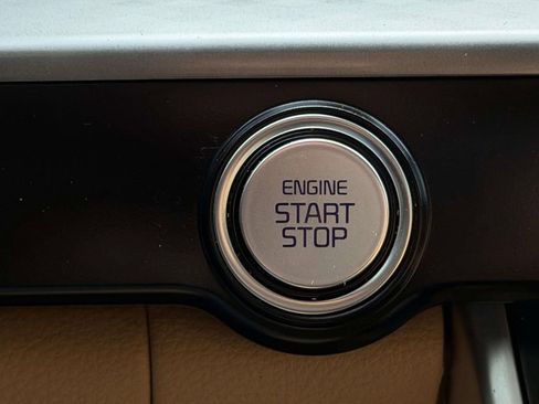 Used 2022 Kia Carnival LX image 8