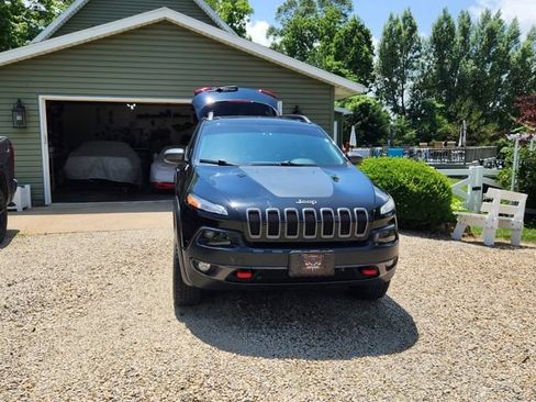 Used 2017 Jeep Cherokee Trailhawk w/ Comfort/Convenience Group AWD/4WD image 2