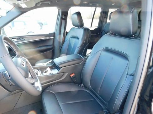 New 2025 Jeep Grand Cherokee Limited w/ Black Appearance Package image 35