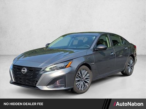 Used 2024 Nissan Altima 2.5 SV FWD image 1