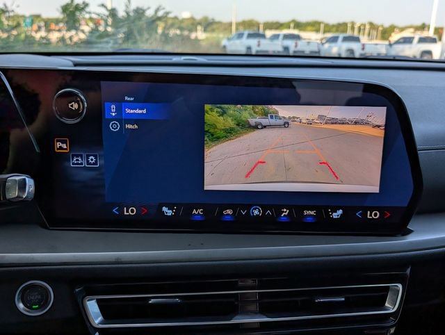 Used 2025 Chevrolet Traverse LT FWD image 11