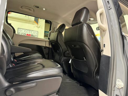 Used 2023 Chrysler Pacifica Touring-L FWD image 34
