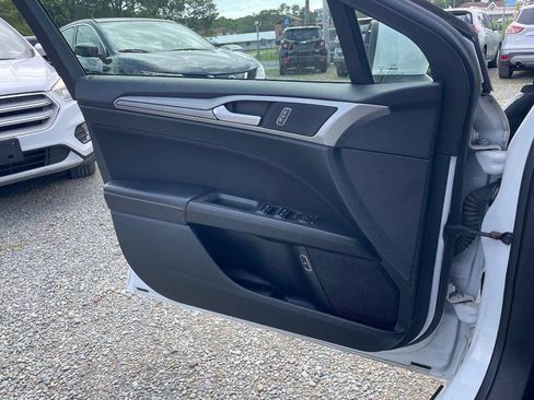 Used 2019 Ford Fusion SE FWD image 22