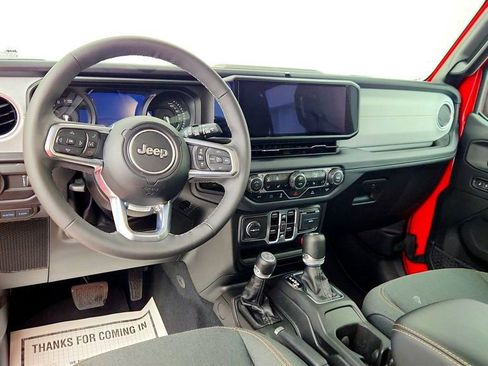 Used 2025 Jeep Wrangler Unlimited Sahara image 11