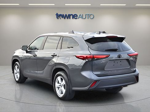 Used 2023 Toyota Highlander LE FWD image 5