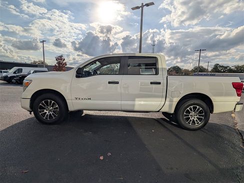 Used 2022 Nissan Titan SV image 7
