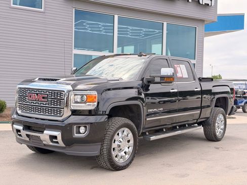 Used 2019 GMC Sierra 2500 Denali w/ Duramax Plus Package AWD/4WD image 12