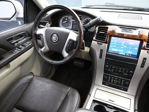 Used 2014 Cadillac Escalade Platinum RWD image 24