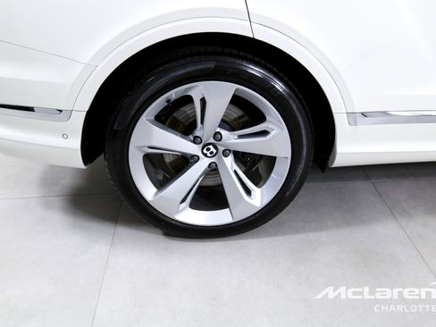Used 2023 Bentley Bentayga Plug-In Hybrid image 32