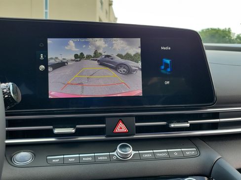 New 2025 Hyundai Elantra Limited image 25