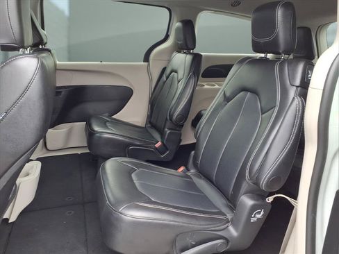 Used 2024 Chrysler Pacifica Touring-L FWD image 20