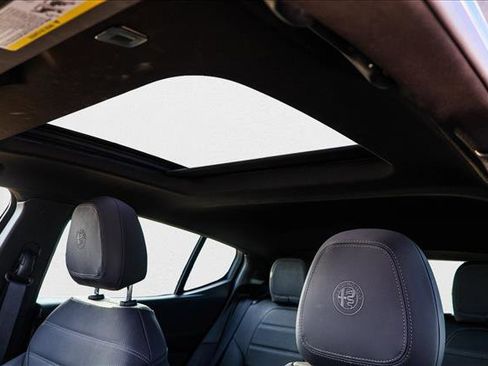 Used 2025 Alfa Romeo Tonale w/ Premium Package image 11