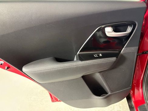 Used 2017 Kia Niro EX image 34